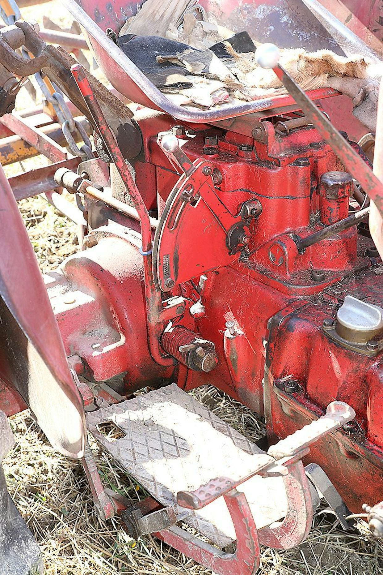 Valmet 361D I -mallin hallintalaitteet on sijoiteltu oikealle kädelle. Käsikaasu kuvassa oikealla, keskivaiheilla tasauspyörästön lukon pitkä vipu ja katkenneen polkimen nysä. Edellämainittujen varjossa on voimanoton käyttövipu – pyöriminen pysähtyy kun kytkinpoljinta painetaan. Nostolaitteen toiminta oli tässä mallissa normaalista poikkeavaa.