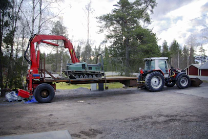 Ensimmäinen työ kärryllä tositoimissa. Metsään rikkoutunut Teri on saapunut pajalta kärryn kyydissä.