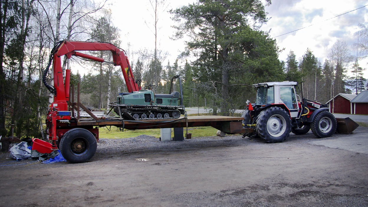 Ensimmäinen työ kärryllä tositoimissa. Metsään rikkoutunut Teri on saapunut pajalta kärryn kyydissä.