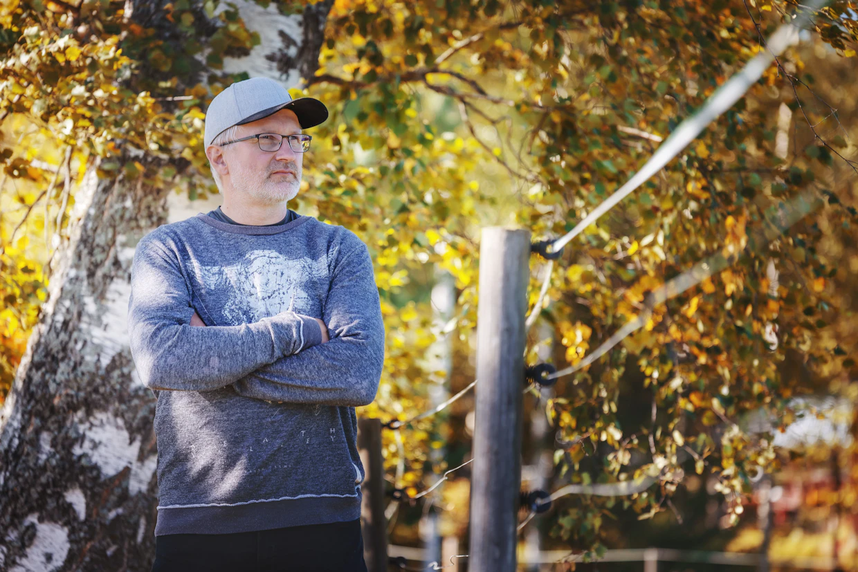 Karhut ovat syöneet kauraa lähes kaikilla Mika Piiroisen peltolohkoilla.