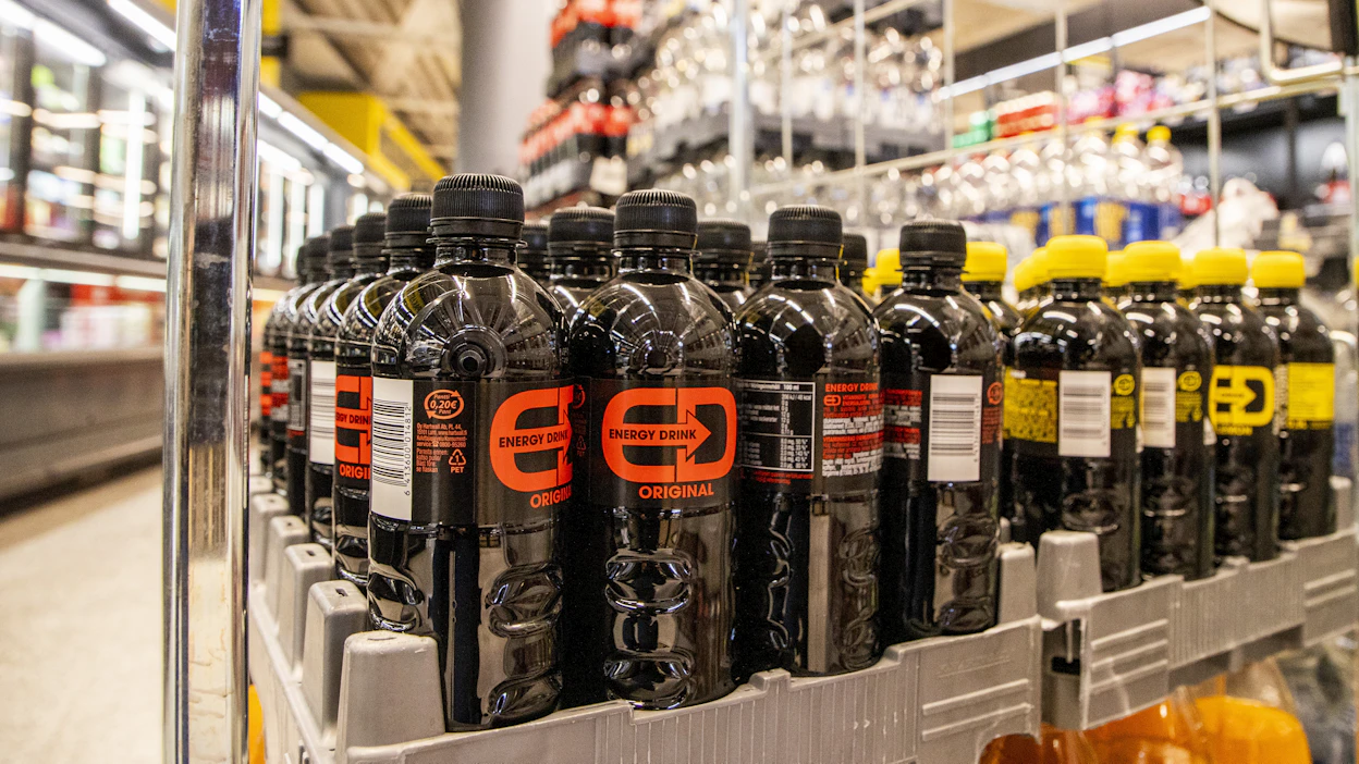 Elintarvikelakia muutettaisiin niin, etteivät alle 16-vuotiaat pystyisi ostaa energiajuomia. Kuvituskuva.