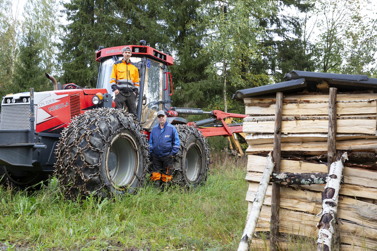 Jussi Iivonen ajaa Nisulan pientä harvesteria. Kun maat jäätyvät, kone murahtaa taas käyntiin. Isä Risto Iivonen ajaa energiarangat tien varteen.