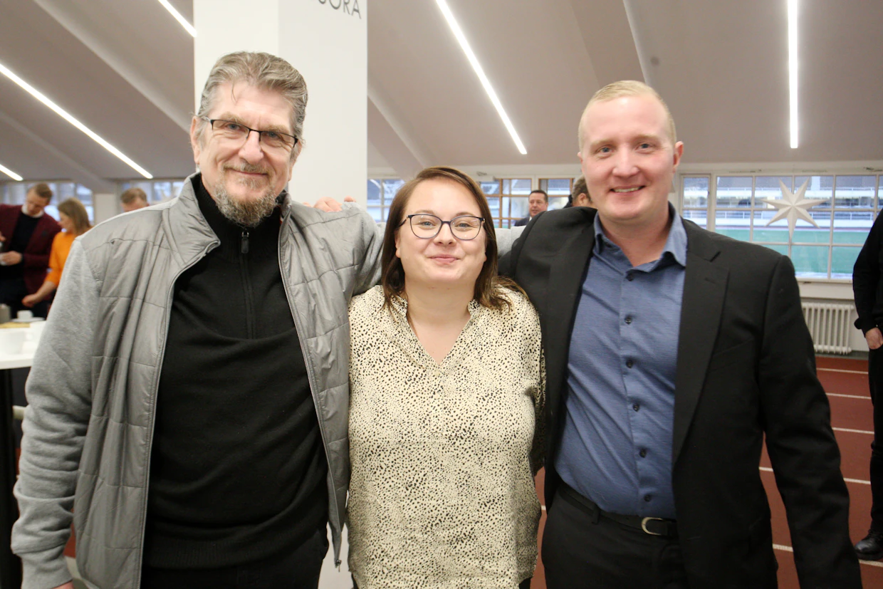 Lappeenrannalle myönnettiin vuoden 2027 Kuninkuusravit Hippoksen valtuuskunnan kokouksessa marraskuussa 2023. Oikealla Teemu Keskitalo vierellään Teivon raviradan silloinen toimitusjohtaja Elina Hirvonen sekä Powerparkin raviradan puuhamies Pekka Lillbacka. Teivossa ravataan Kuninkuusravit vuonna 2026 ja Powerparkissa vuonna 2028.