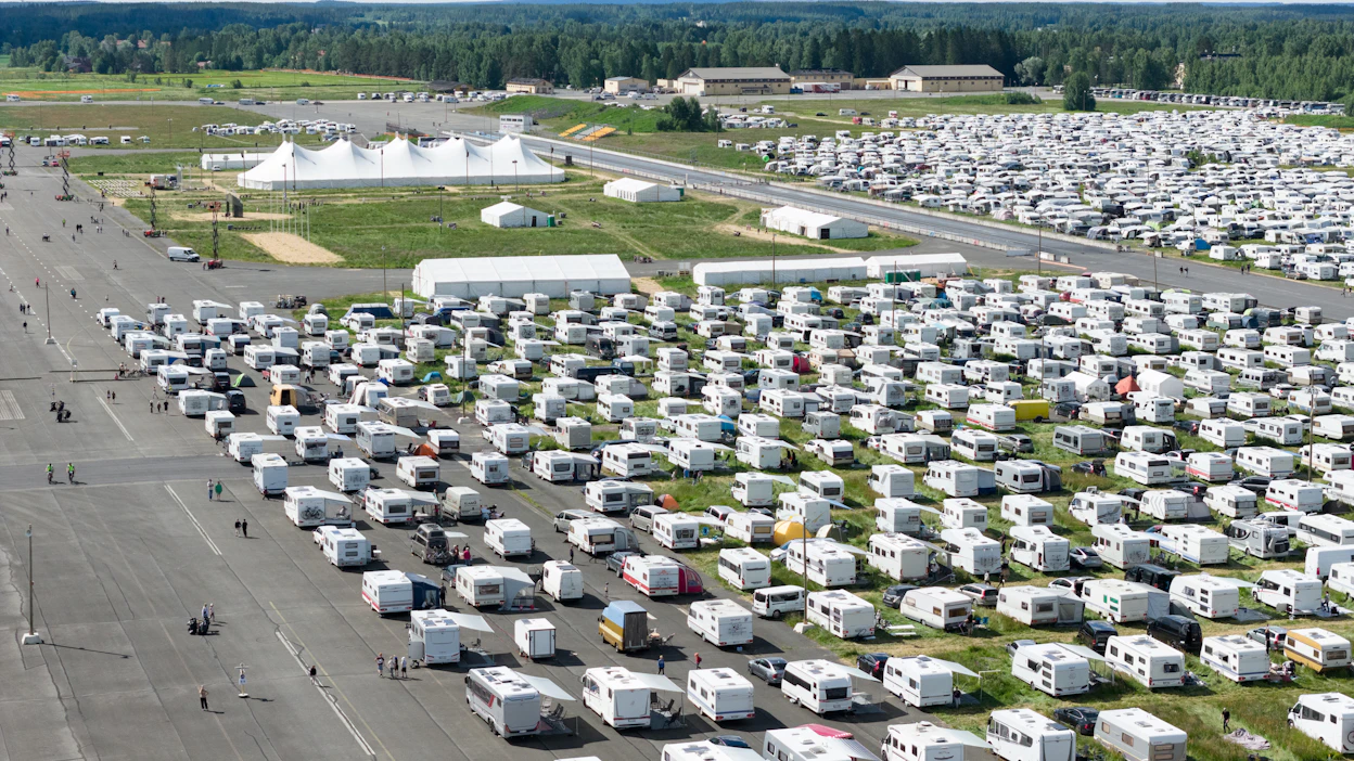 Suviseurojen alue avautui Kauhavan lentokentällä keskiviikkona, jolloin paikalle tuli jo runsaasti matkailuautoja. SUVISEURAT/LEHTIKUVA.
