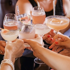 Miedot ja alkoholittomat juomat ovat monen juhlijan vlinta.