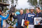 Jenina Hamari, Run for Royalty, Pekka ja Janne Korpi sekä Mathias Furuhjelm riemuitsevat St Michel -ajon jälkeen. Taustalla mukana tunnelmassa on Kari Tiainen.