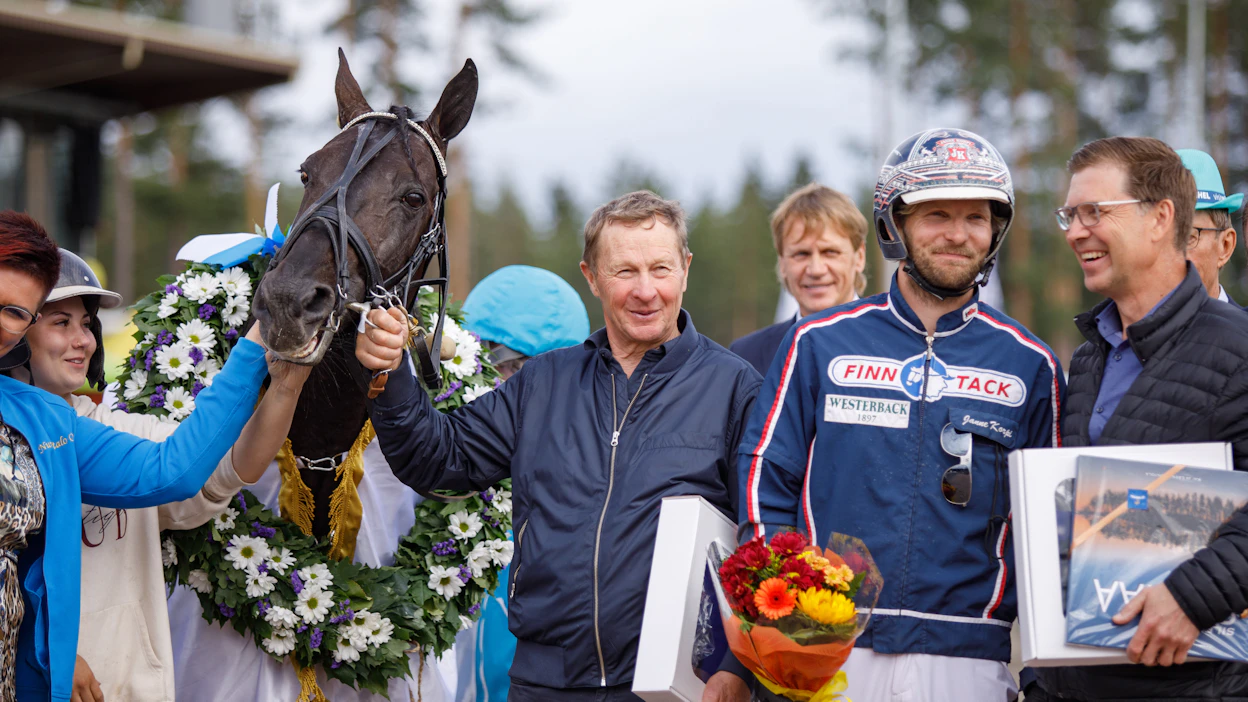 Run For Royaltyn viime kausi tuotti monta riemun hetkeä sen taustajoukoille. St Michelin voittajaseremonioissa Pekka Korpi hevosen suupielessä vierellään poikansa, ohjastaja Janne Korpi ja oikealla Mathias Furuhjelm Run For Royaltyn omistavasta Kinttulan kartanosta. Vasemmalla hevosen hoitaja Jenina Hamari.