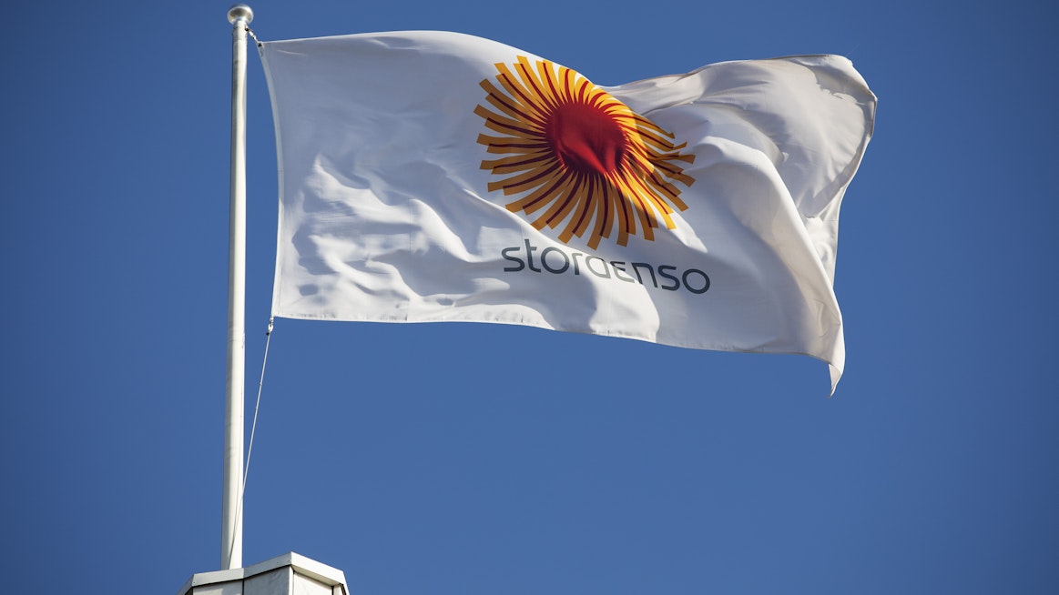 Stora Enso ilmoitti maaliskuun alussa lopettavansa kaiken tuotannon ja myynnin Venäjällä toistaiseksi. Huhtikuun lopulla yhtiö kertoi myyvänsä kaksi Venäjällä sijaitsevaa sahaansa ja puunhankintansa paikalliselle johdolle.