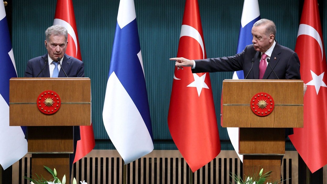 Turkin presidentti Recep Tayyip Erdogan ja Suomen presidentti Sauli Niinistö lehdistötilaisuudessa Ankarassa maaliskuun puolivälissä. LEHTIKUVA/AFP. 