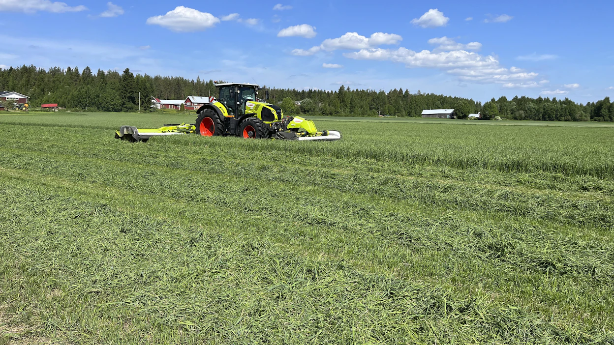 Traktoriurakointi Peura vastaa korjuuketjun niittotyöstä. Traktorin kuljettajana aloituspäivänä toimi Aatu Peura.