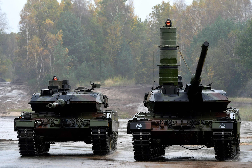 Leopard 2A7 -taistelupanssarivaunuja harjoituksissa Pohjois-Saksassa vuonna 2017. LEHTIKUVA/AFP.