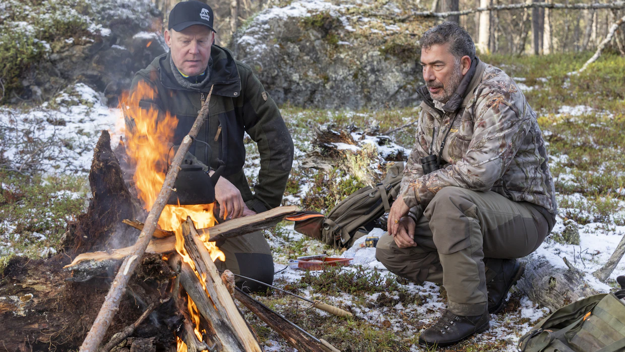Autentic borealin Pekka Pikkujämsä ja Jean-Christophe Marmara nokipannukahvitelemassa.