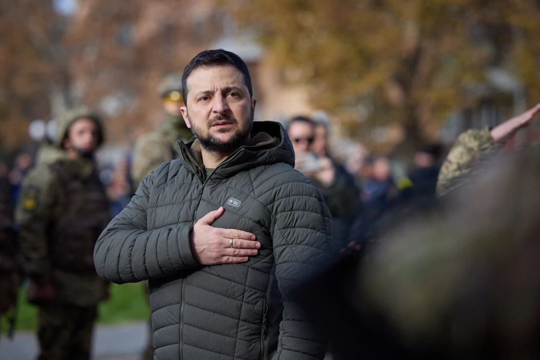 Ukrainan presidentinkanslian lähteiden mukaan presidentti Volodymyr Zelenskyi vieraili Hersonin kaupungissa Etelä-Ukrainassa. LEHTIKUVA/AFP/Ukrainan presidentikanslian viestintä.