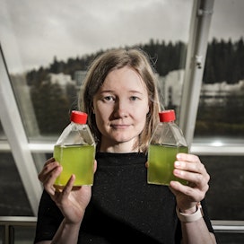 Tutkijatohtori Pauliina Salmi vetää Jyväskylän yliopiston osalta ROBA-tutkimushanketta, jossa tutkitaan mikrolevien käyttöä hiilidioksidin sidonnassa.
