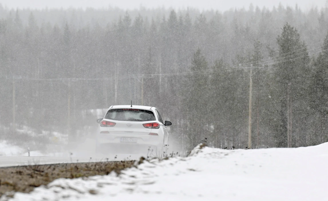 Lähipäivinä lämpötilat ovat päivisin tavanomaista kylmempiä, mutta viikonloppuna sää lämpenee. Kuvituskuva. LEHTIKUVA / Vesa Moilanen.