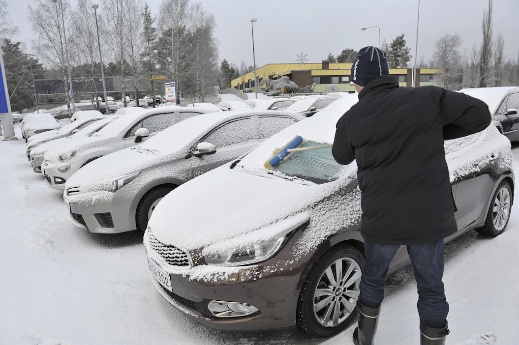 Ensirekisteröidyistä henkilöautoista yli kolmannes oli sähkökäyttöisiä. Niitä rekisteröitiin lähes 120 prosenttia enemmän kuin vuotta aiemmin. Kuvituskuva.