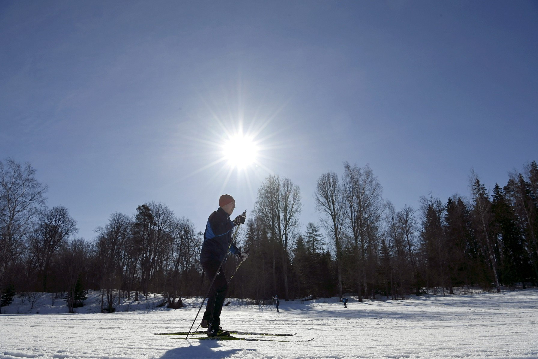 Lämpötila kohoaa etelässä ja lännessä nollan vaiheille, idässä ja pohjoisessa on selvemmin pakkasta.