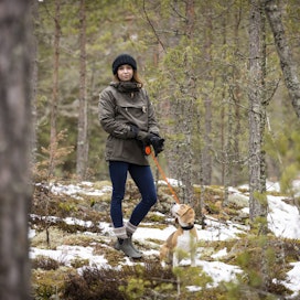 Ilmaston muuttajat -sarjan toimittaja ja käsikirjoittaja Nina Rahkola muutti Helsingin keskustasta maalle Kirkkonummelle. Hän lenkkeilee säännöllisesti lähimetsässä koiransa Hillen kanssa.
