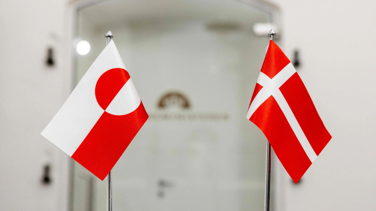 Grönlannin ja Tanskan liput. Tanskassa parlamenttipuolueiden johtajat on kutsuttu tänään koolle käsittelemään Grönlannin tilannetta.