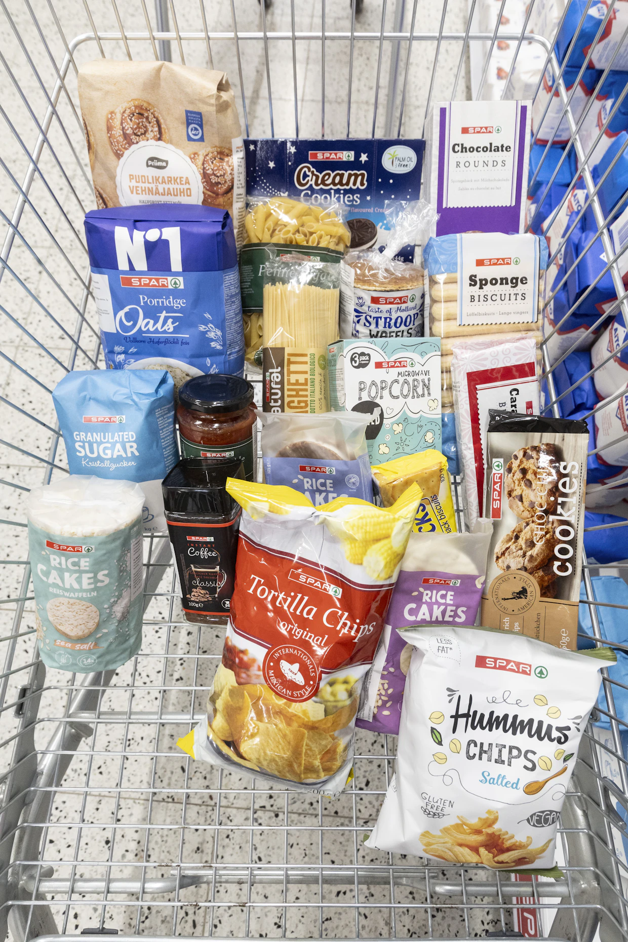 Tällaisia Spar-tuotteita oli myynnissä Ylöjärven Tokmanni-Eurospar myymälässä. Kuvassa myös yksi Tokmannin oman tuotemerkin Priiman jauhopaketti.