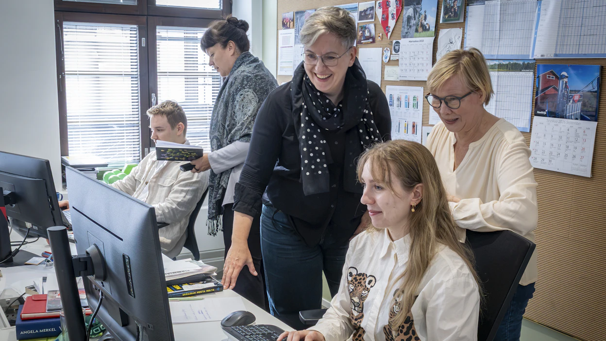 MT uutisoi maaseudun arjesta myös jatkossa. Kuvassa vasemmalta oikealle mediatoimittaja Aatu Jaakkola, toimituspäällikkö Stina Haaso, AD Piia Ouri, toimittaja Anniina Jokinen ja Kantri-liitteen tuottaja Mia Palokallio.