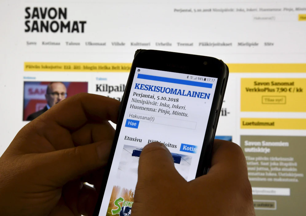Sanomalehtiä lukevat Suomessa digitaalisina eniten 35–44-vuotiaat. (arkistokuva) .
