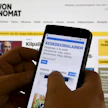 Sanomalehtiä lukevat Suomessa digitaalisina eniten 35–44-vuotiaat. (arkistokuva) .