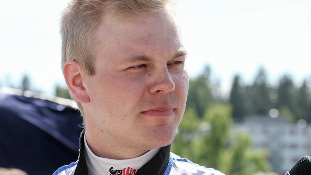 Heikki Mikkosella on tallissaan parikymmentä treenattavaa. Lisäksi keväällä häntä pitävät kiireisinä Kartierin astutusasiat ja maanviljely.
