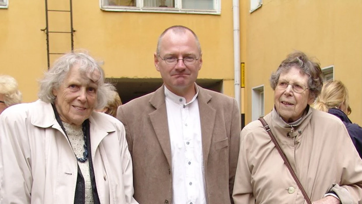 Roger Johansson ehti tavata Ludvig Fabritiuksen tyttäret Margareta Voipion (1925-2019) ja Sylvia Innamaan (1923-2015). Kuva vuodelta 2007.