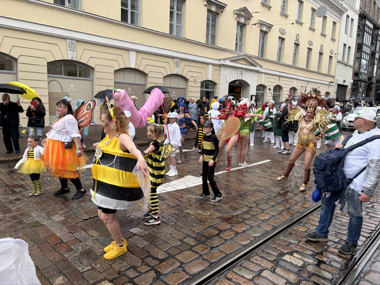 Hanna Lokonen pyöri kulkueessa pörriäisenä.