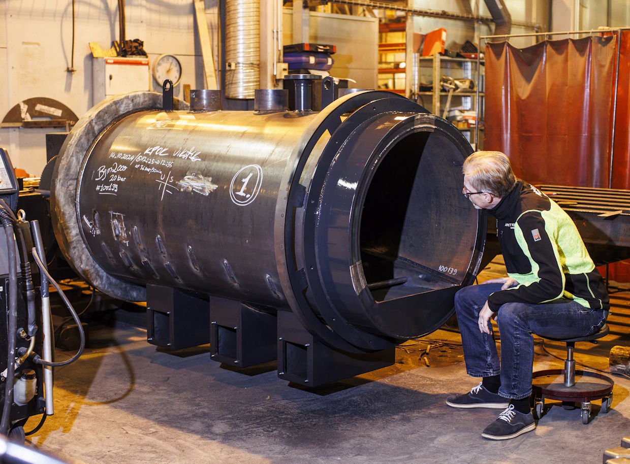 Klapikattilatuotannon vähetessä Ariterm Energy on siirtynyt valmistamaan suuremman kokoluokan kattiloita. Toimitusjohtaja Jari Kanervo kurkistaa teollisuudelle prosessihöyryä tuottavan kattilan sisään.