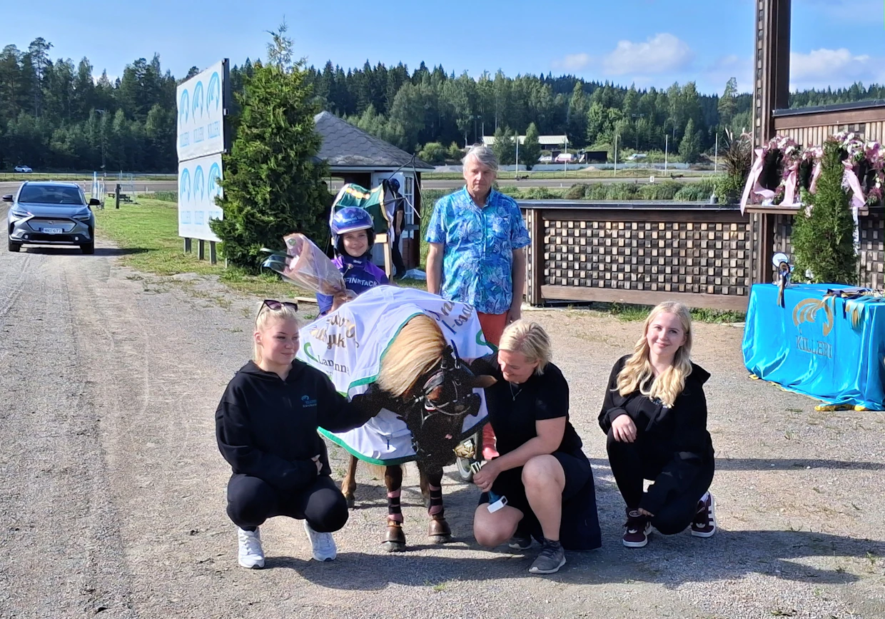 Diana Ween taustajoukot olivat syystä ylpeitä ponistaan.