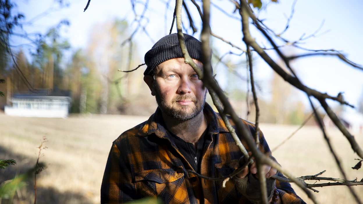 Jari Virman on näytellyt muun muassa elokuvissa Metsäjätti ja Armomurhaaja sekä televisiosarjoissa Kaikki synnit ja Aallonmurtaja.