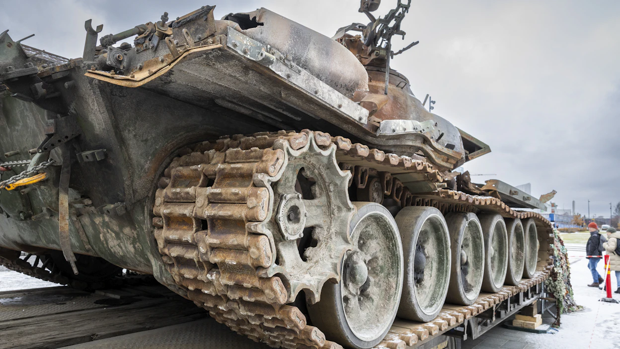 Helsingin Kansalaistorilla oli vuonna 2023 näytillä Ukrainan sodassa tuhottu venäläispanssarivaunun T-72B3:n raato.