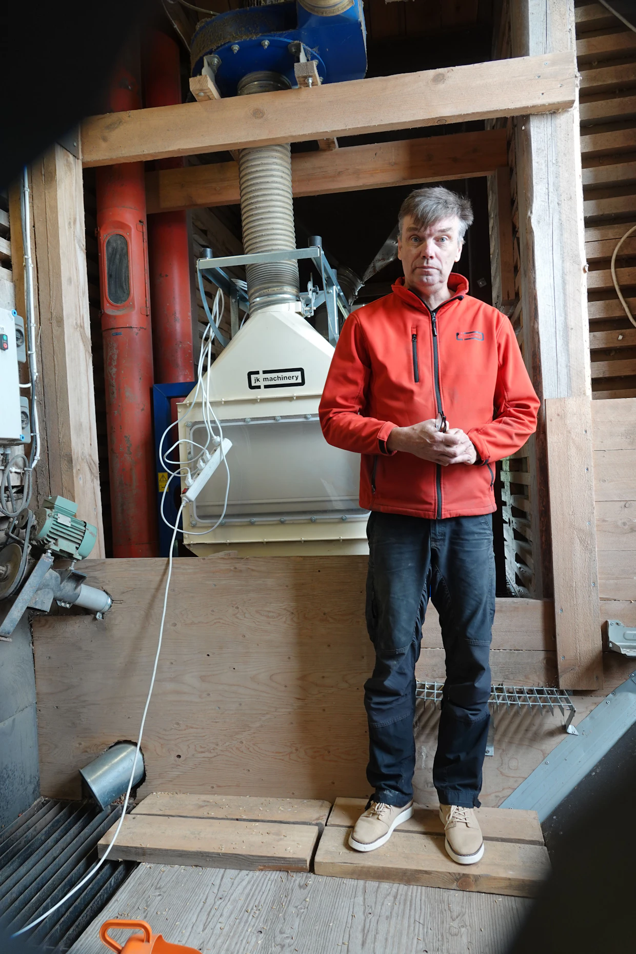 Harri Laine on tehnyt ison rupeaman modernin lajittelijatekniikan levittämiseksi Suomen maatiloille. Kompakti SCC08 sopii pieneen tilaan, kuvassa kaatosuppilon yhteydessä.