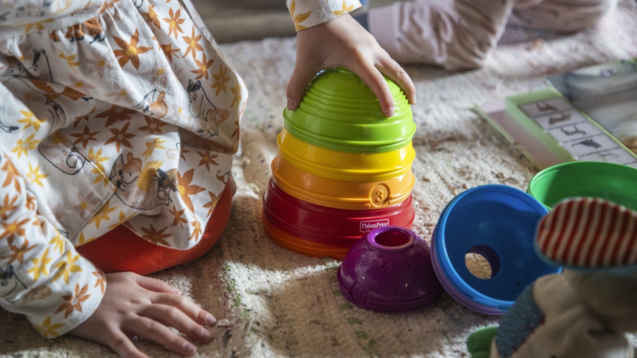 Lapsi leikkimässä. Kuvituskuva.