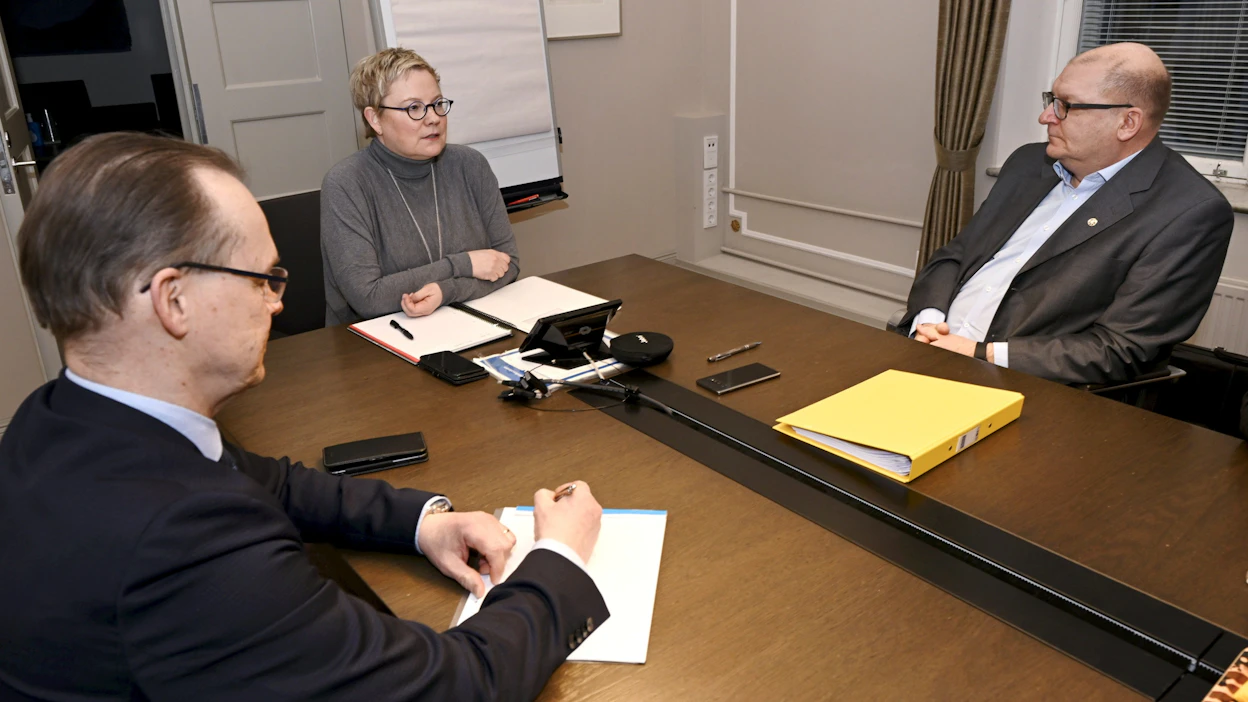 Teknologiateollisuuden työnantajien toimitusjohtaja Jarkko Ruohoniemi (vas.) ja Teollisuusliiton puheenjohtaja Riku Aalto (oik.) vientialojen työriidan sovittelussa, jota jatketaan maanantaina valtakunnansovittelija Anu Sajavaaran johdolla. LEHTIKUVA / Heikki Saukkomaa.