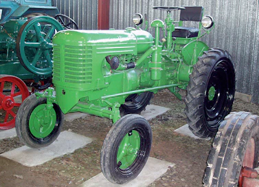 HTZ-7 -traktori, Harkovskij Traktornyj Zavod, 1950–56, Harkova, Ukrainan SNT, Neuvostoliitto.