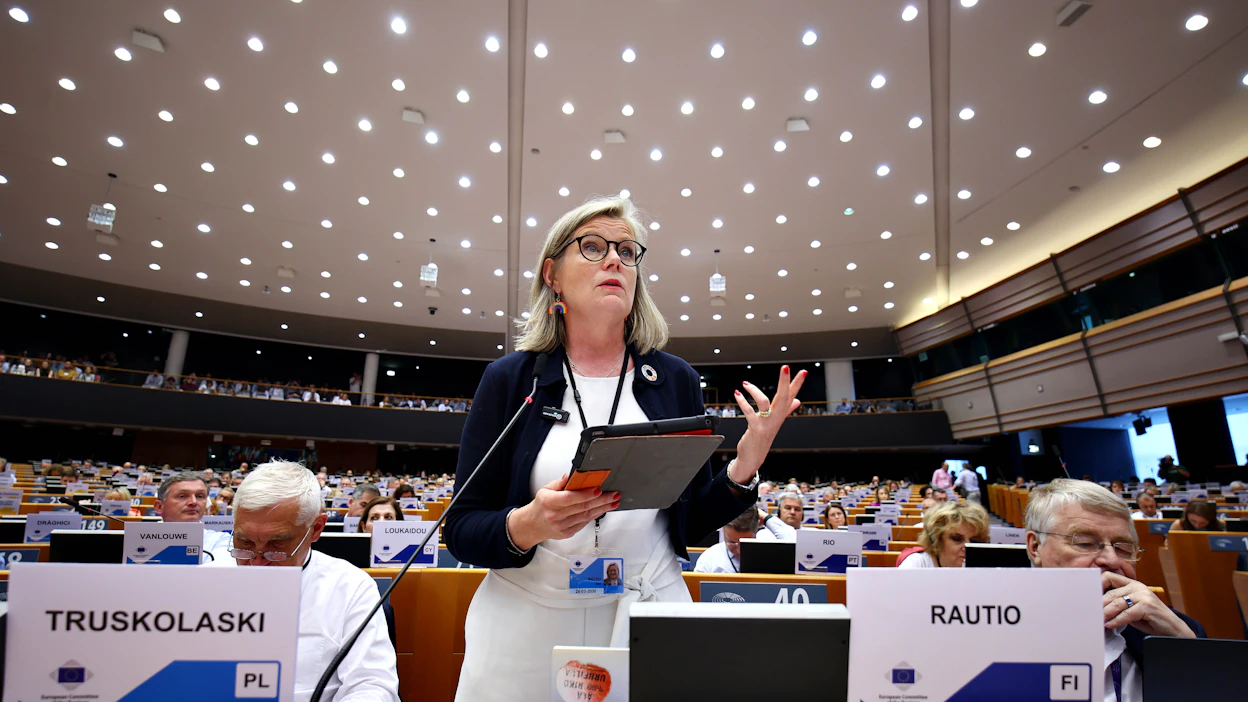 Sari Raution mukaan EU:n kilpailukyvyn kehittäminen vaatii alueellisten voimavarojen valjastamista. Kuva Euroopan alueiden komitean heinäkuun täysistunnosta.
