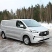 Pakettiautoissa ensimmäisen neljänneksen jälkeen piikkipaikalla on Ford 1003 rekisteröidyllä autolla. Veturina vuoden vaihteessa lanseerattu Transit Custom. Toisena on Volkswagen (854 kpl), kolmantena Toyota (447 kpl).