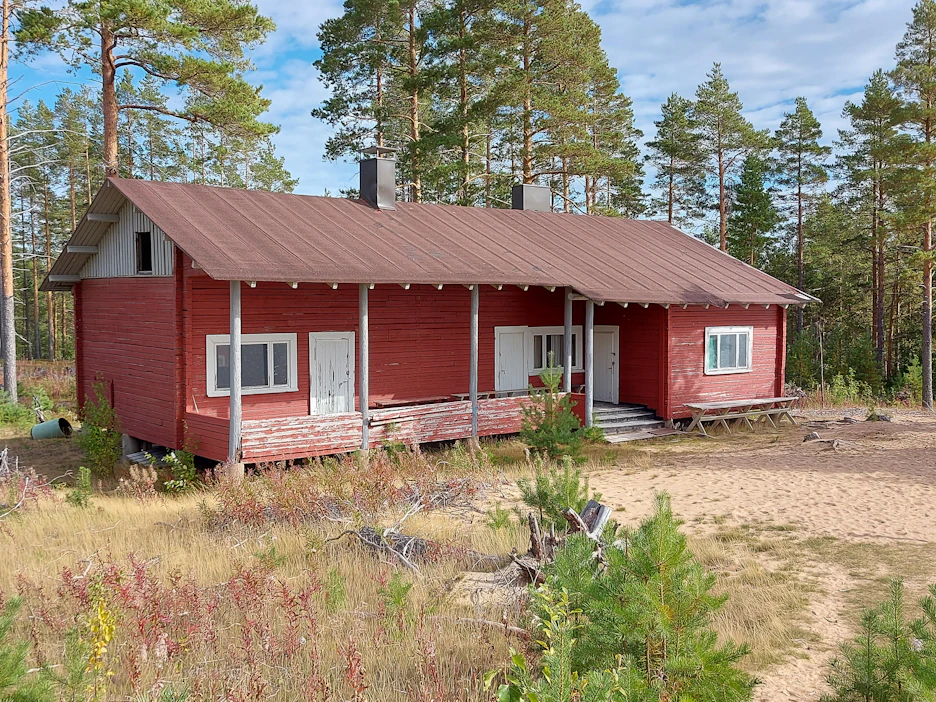 Kunnostusta kaipaava leirimaja sijaitsee Oulujärven Ärjänsaaressa, ja siellä on pidetty esimerkiksi leirikouluja.