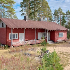 Kunnostusta kaipaava leirimaja sijaitsee Oulujärven Ärjänsaaressa, ja siellä on pidetty esimerkiksi leirikouluja.