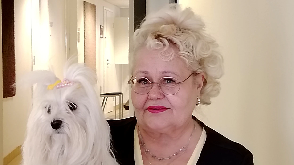Nykyisin kristillisdemokraateissa vaikuttava ähtäriläinen Sirkka-Liisa Lamminkoski kuvassa Venla-koiran kanssa.