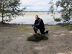 Sukeltaja Juha-Pekka Repo osallistuu kanadanvesiruton kitkemiseen Kuorinka-järvellä. 