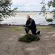 Sukeltaja Juha-Pekka Repo osallistuu kanadanvesiruton kitkemiseen Kuorinka-järvellä.