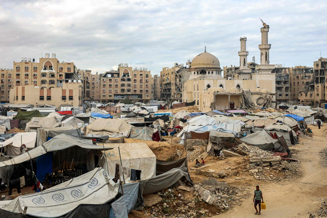 Kotinsa jättämään joutuneiden ihmisten telttoja Khan Yunisissa Gazan kaistalla maanantaina. LEHTIKUVA/AFP.