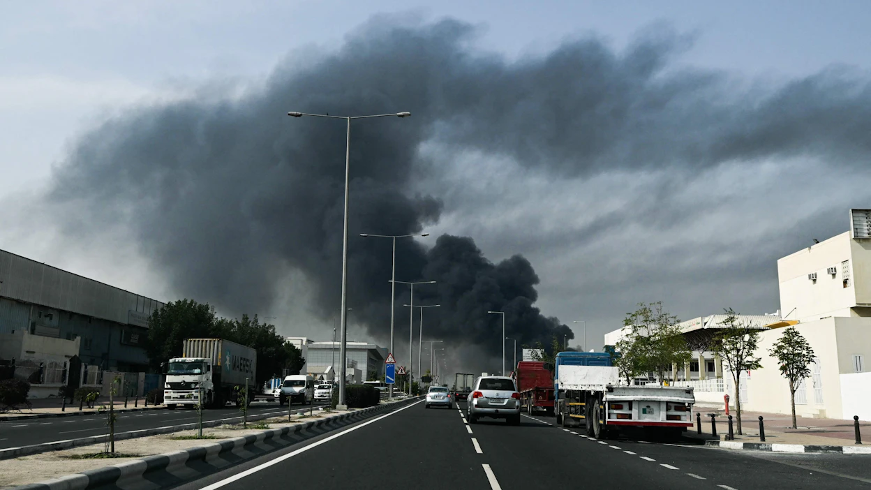 Iranin iskut ovat kohdistuneet muun muassa Qatarin Dohaan, jossa kaupungin teollisuusalueelta kohosi sunnuntaiaamuna sankkaa savua. LEHTIKUVA/AFP.