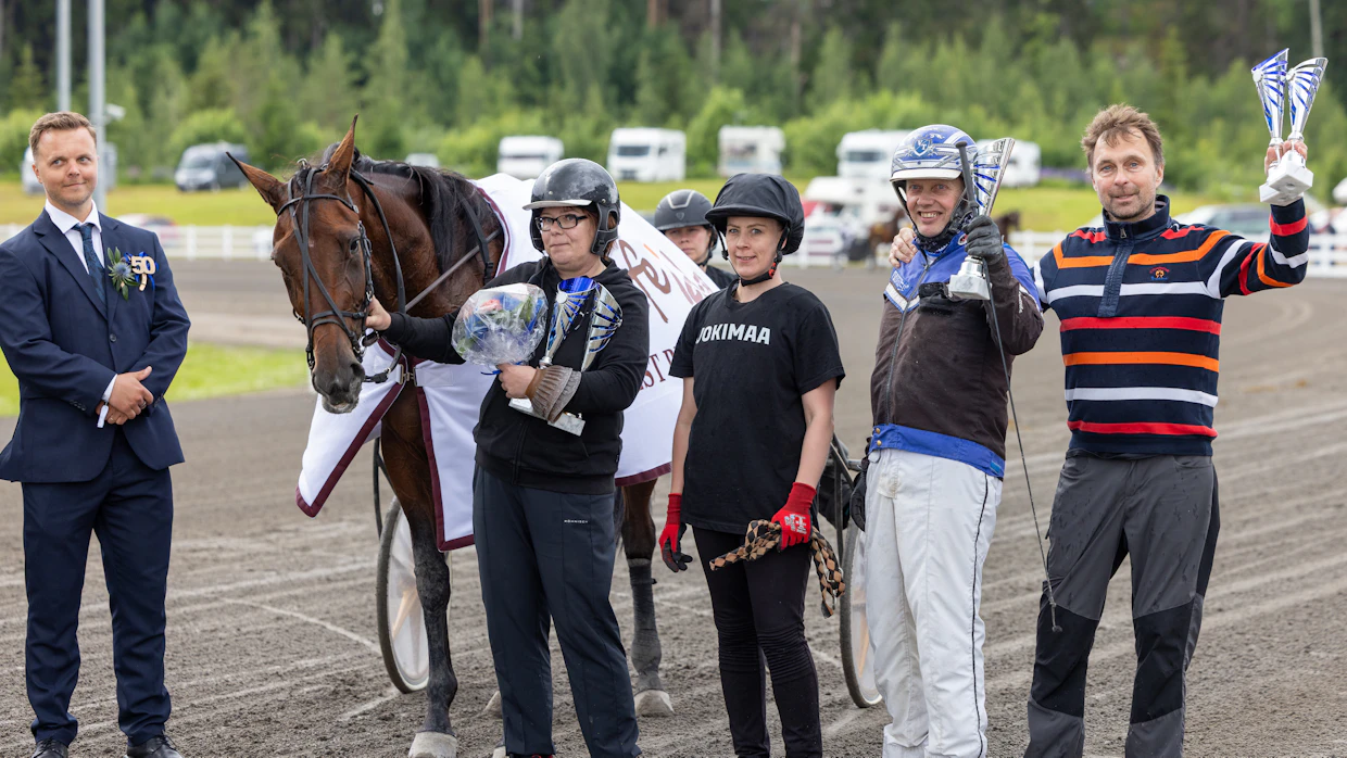Bushmills voitti viime kesänä Jokimaalla ajetun Best Princessin. Kuvassa juhlimassa hevosen taustavoimista Anu Helin, Ville Tonttila ja Juhani Tapani.