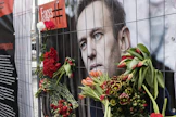 Venäläisen oppositiopoliitikko Aleksei Navalnyin kuva oli esillä Venäjän vastarinnan kasvot näyttelyssä keskustakirjasto Oodin edustalla Helsingissä 17. helmikuuta 2024. LEHTIKUVA / RONI REKOMAA. 
