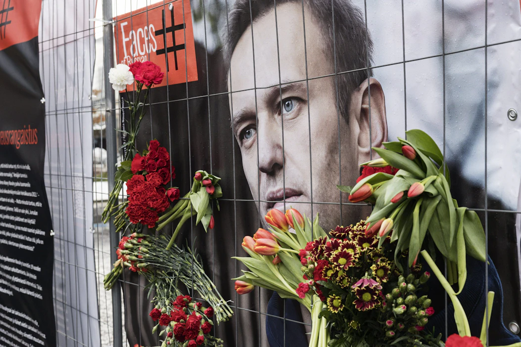 Venäläisen oppositiopoliitikko Aleksei Navalnyin kuva oli esillä Venäjän vastarinnan kasvot näyttelyssä keskustakirjasto Oodin edustalla Helsingissä 17. helmikuuta 2024. LEHTIKUVA / RONI REKOMAA.